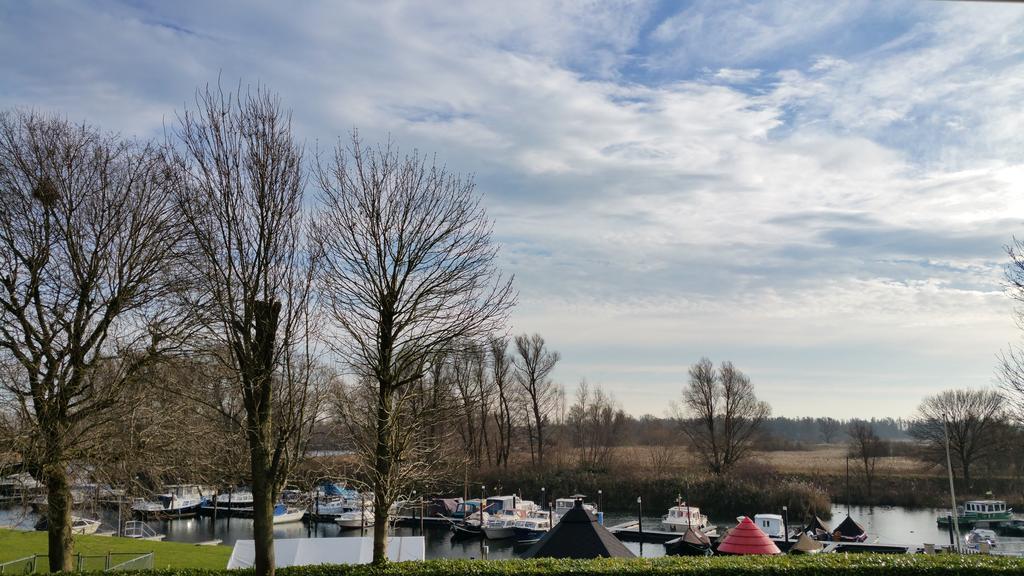 Отель De Brabantse Biesbosch Werkendam Экстерьер фото