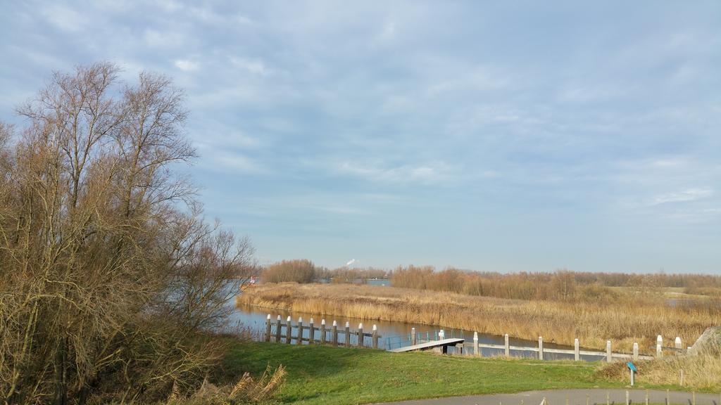 Отель De Brabantse Biesbosch Werkendam Экстерьер фото
