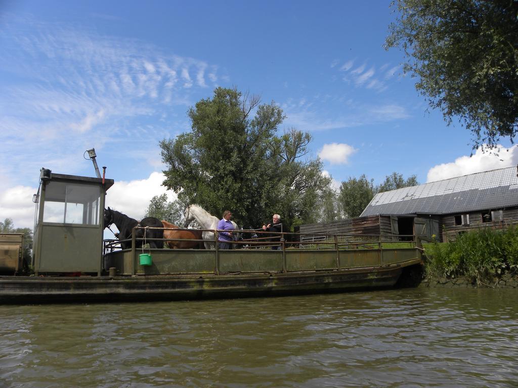 Отель De Brabantse Biesbosch Werkendam Экстерьер фото