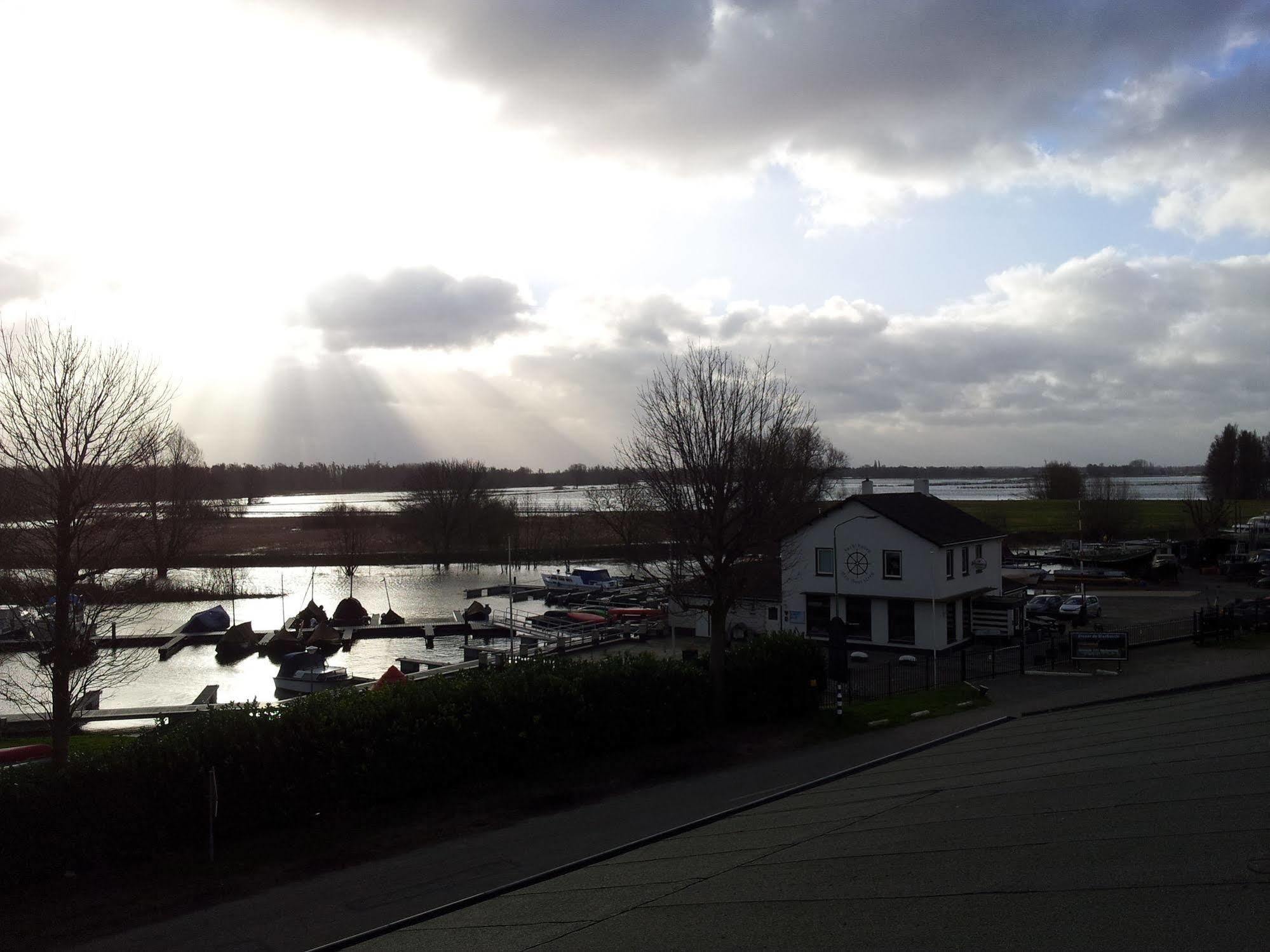 Отель De Brabantse Biesbosch Werkendam Экстерьер фото