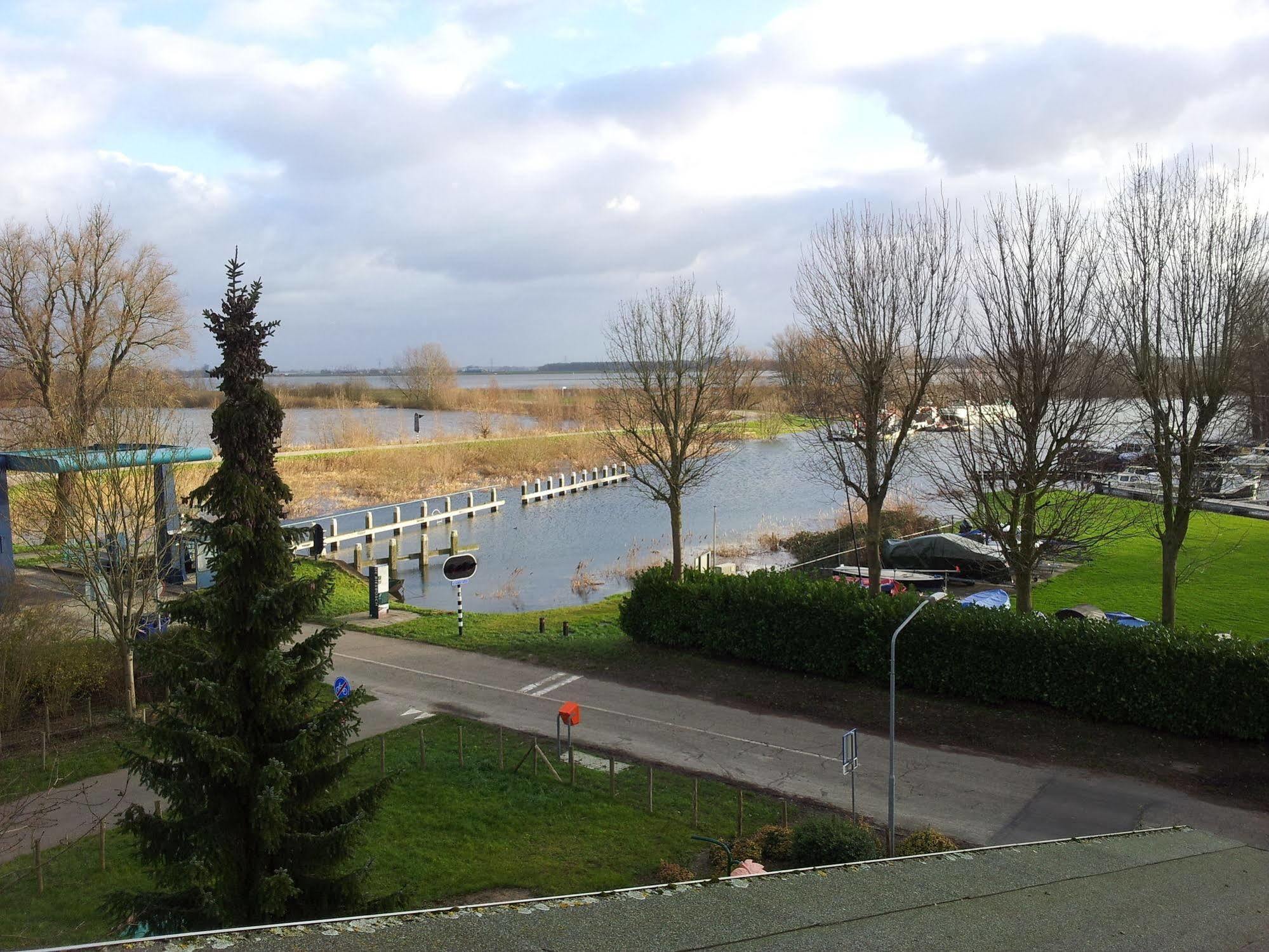 Отель De Brabantse Biesbosch Werkendam Экстерьер фото