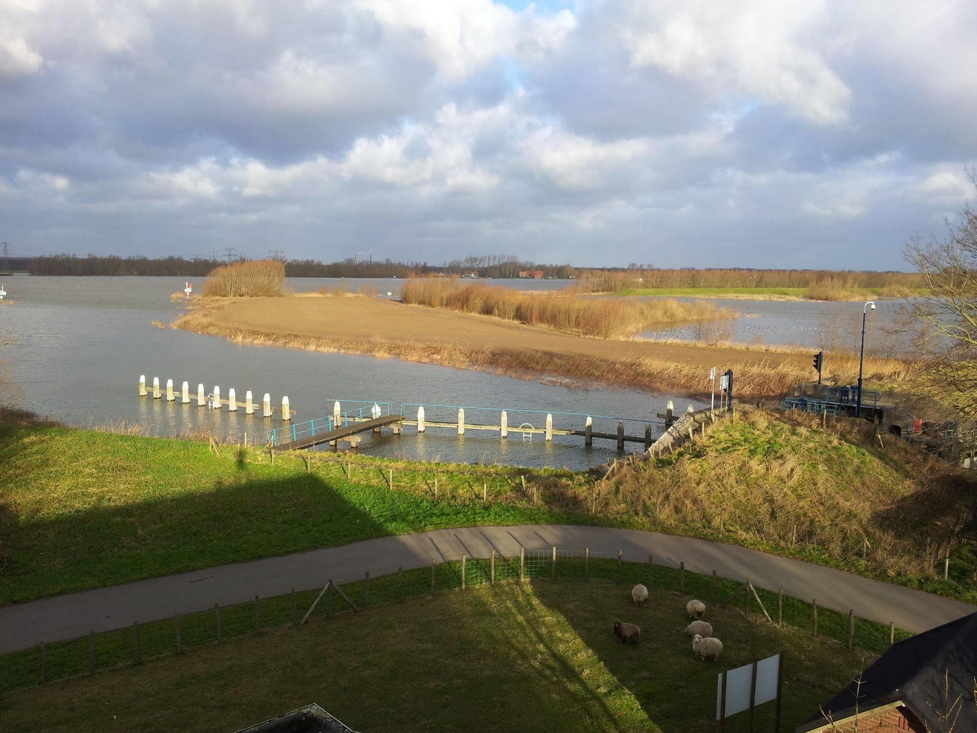 Отель De Brabantse Biesbosch Werkendam Экстерьер фото