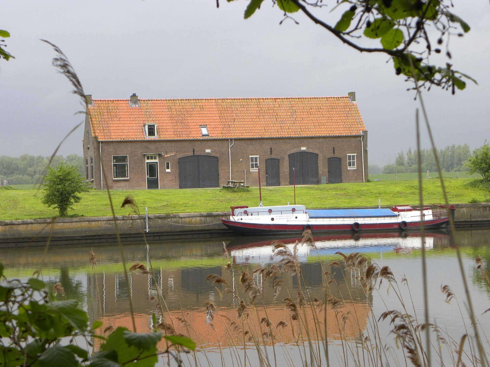 Отель De Brabantse Biesbosch Werkendam Экстерьер фото