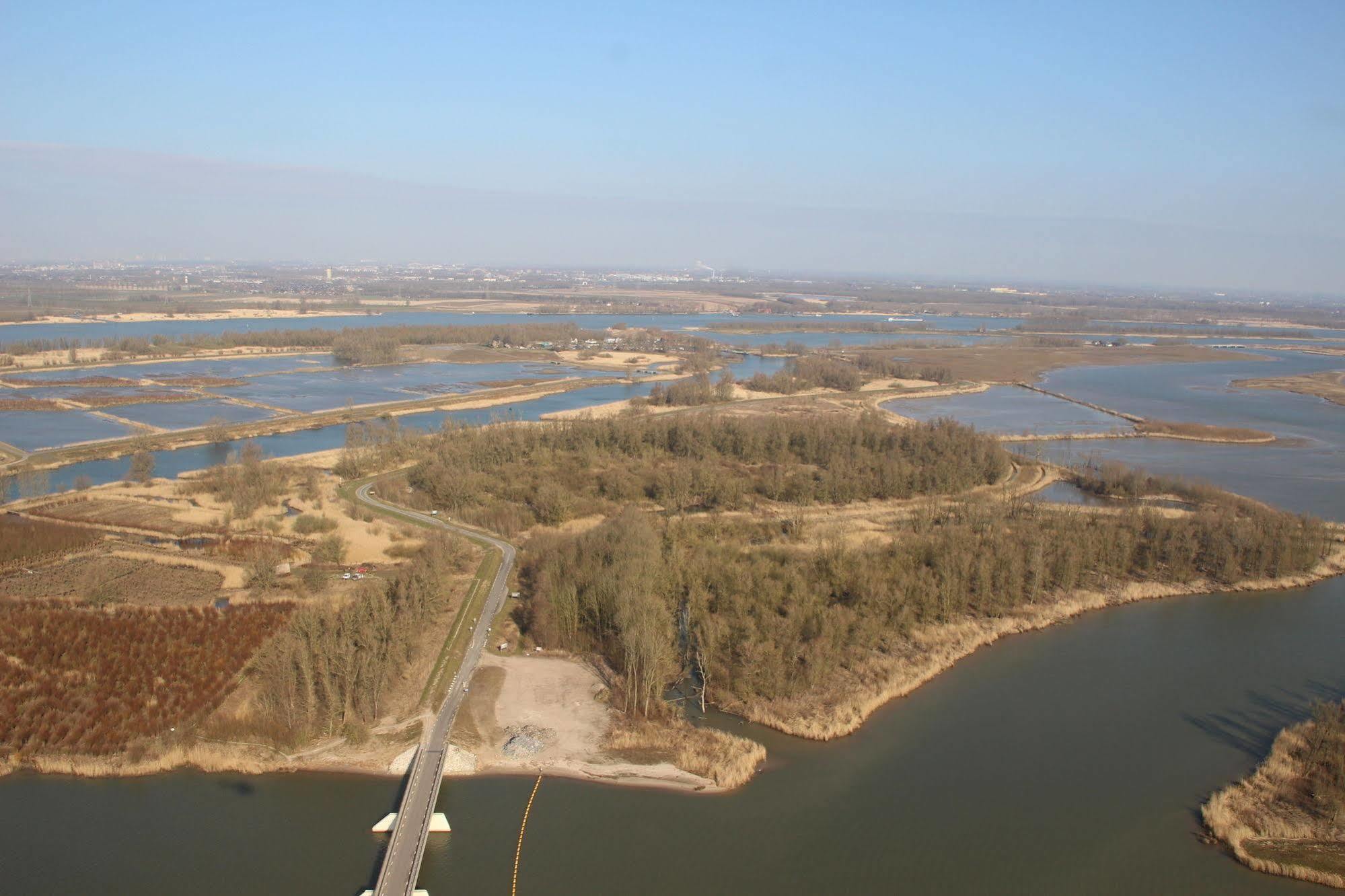 Отель De Brabantse Biesbosch Werkendam Экстерьер фото
