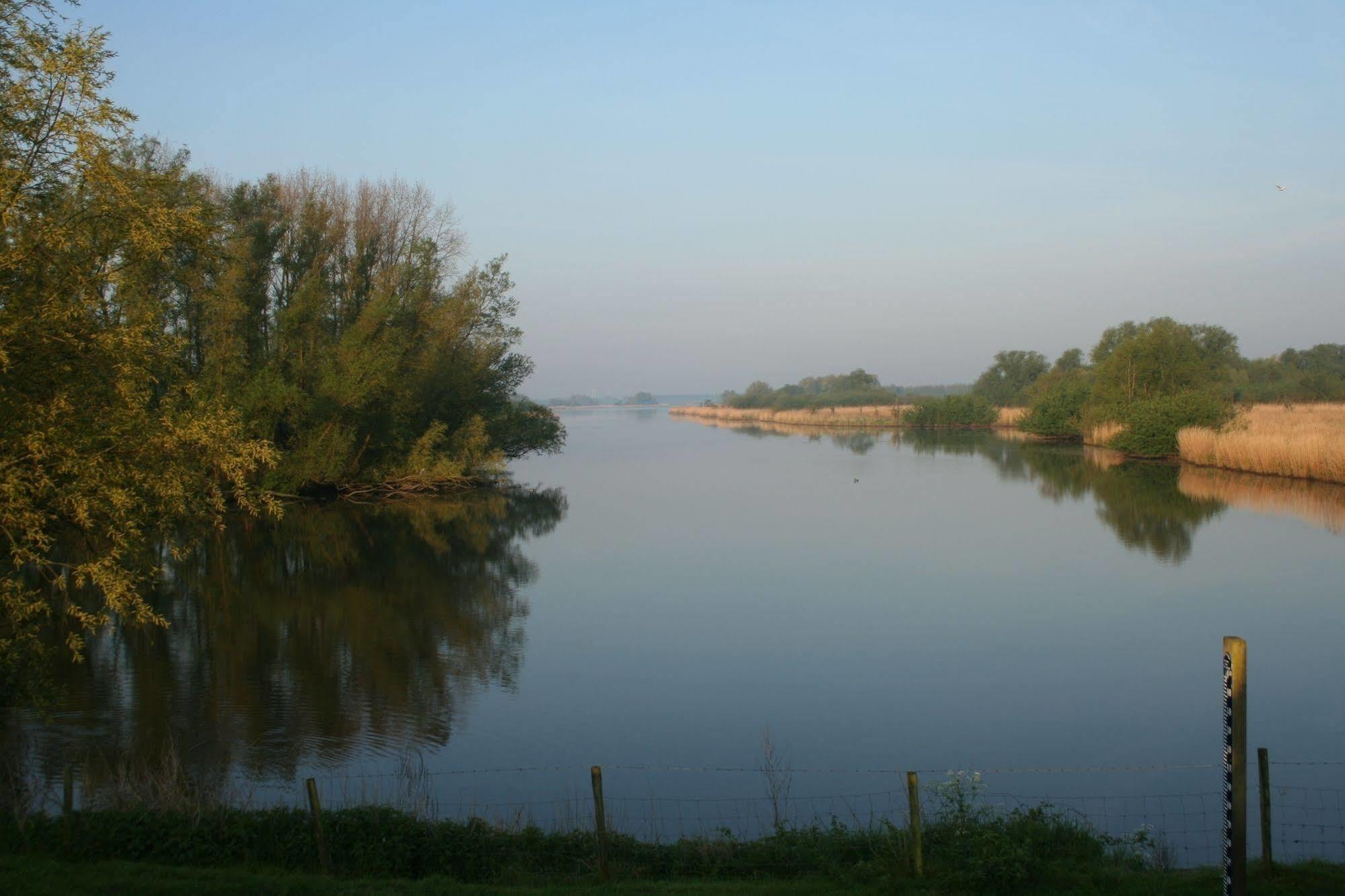 Отель De Brabantse Biesbosch Werkendam Экстерьер фото